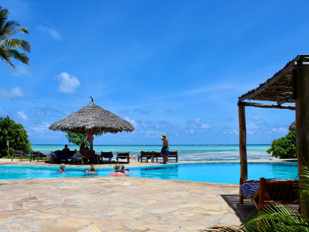 Zwembad voorbeeldaccommodatie Zanzibar Reef and Beach resort